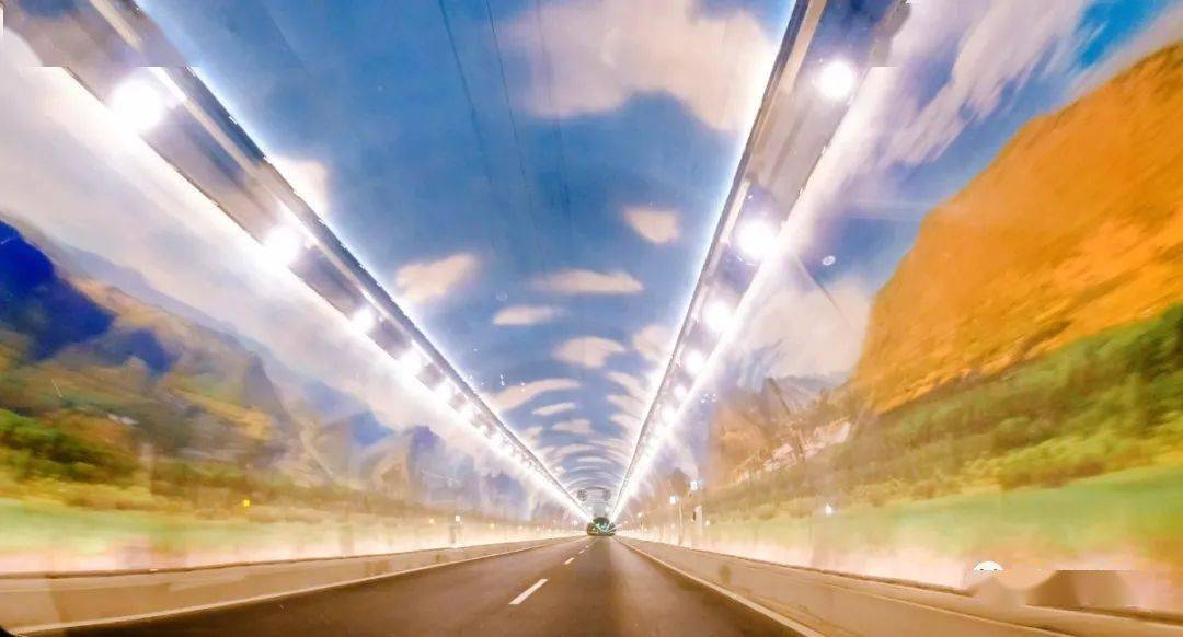 云南大理黄龙山隧道3D喷绘技术，在隧道穹顶植入了蓝天白云的图案！